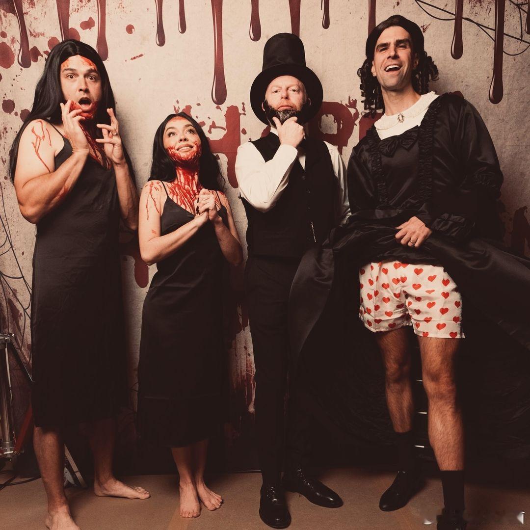 #摩登家庭#再重聚，莎拉-海兰德和杰西-泰勒-弗格森各带家属参加百老汇活动 ​​