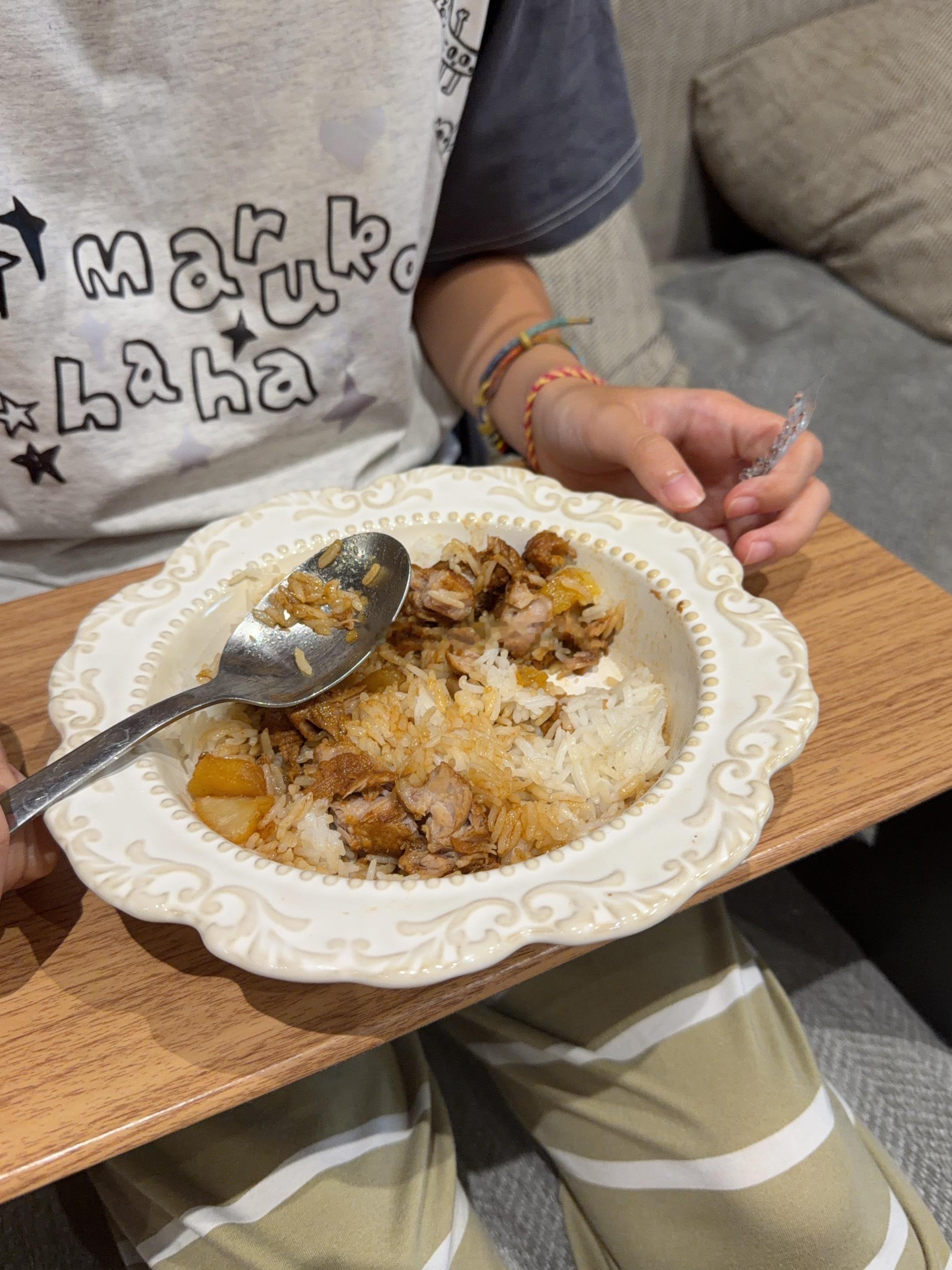 给姐姐把排骨肉拆了骨头剪成小块土豆也是很绵我看今儿是吃进去了不易 