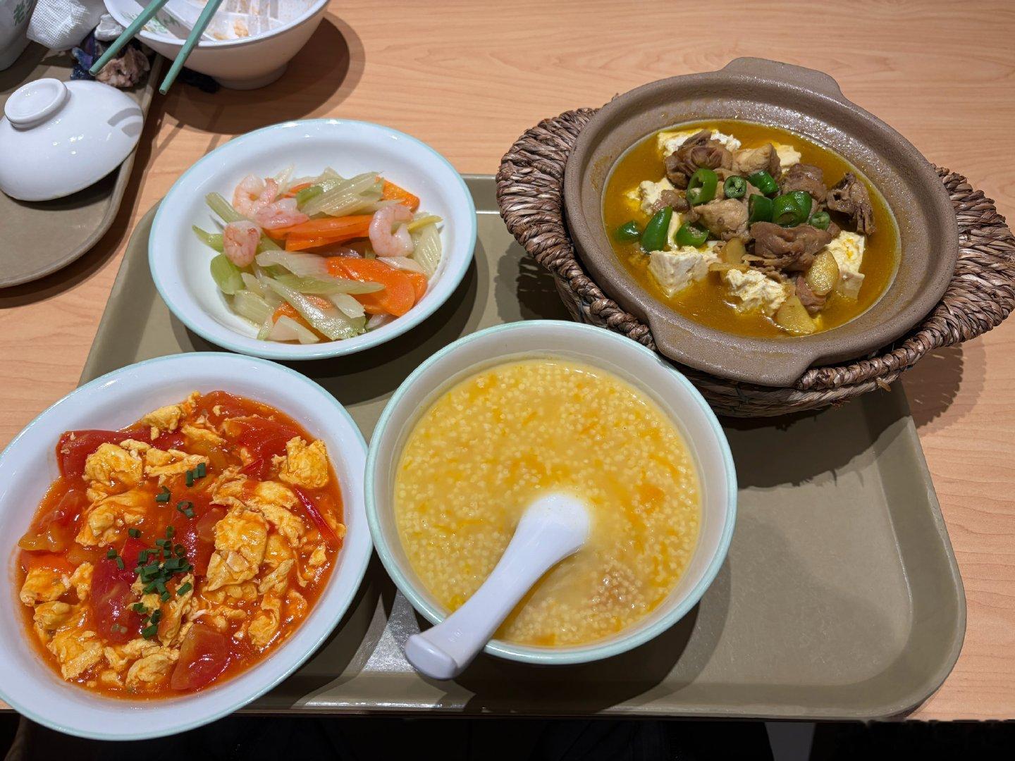 晚饭吃老乡鸡，这是我最放心的快餐了，老乡鸡上市也是老登股 