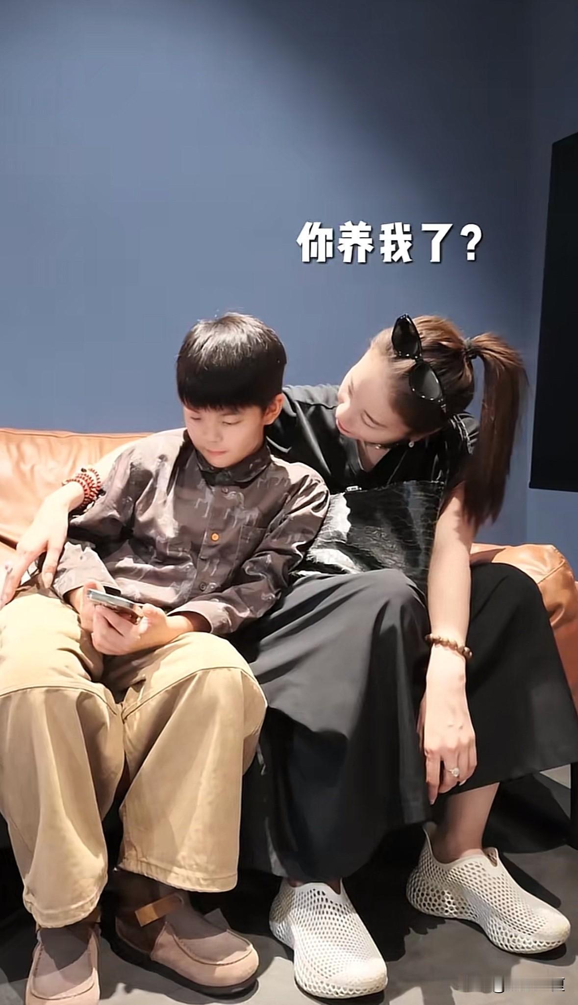 章龄之去探班小儿子的杂志拍摄，她见到儿子就问他“你以后会养我吗？”小儿子不假思索