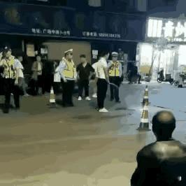 男子怪异行为，实在让人无法理解。