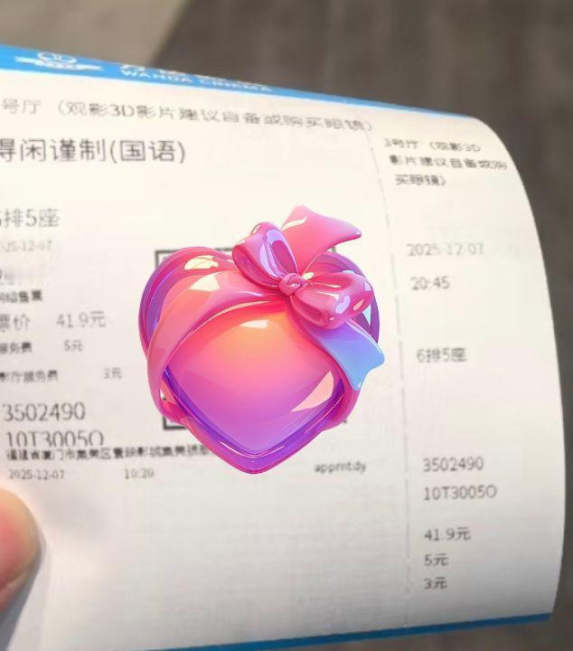 走出影院时，心头仍萦绕着戈止镇石板路上的硝烟味，也刻着那个满身泥屑、握着钳工锤的