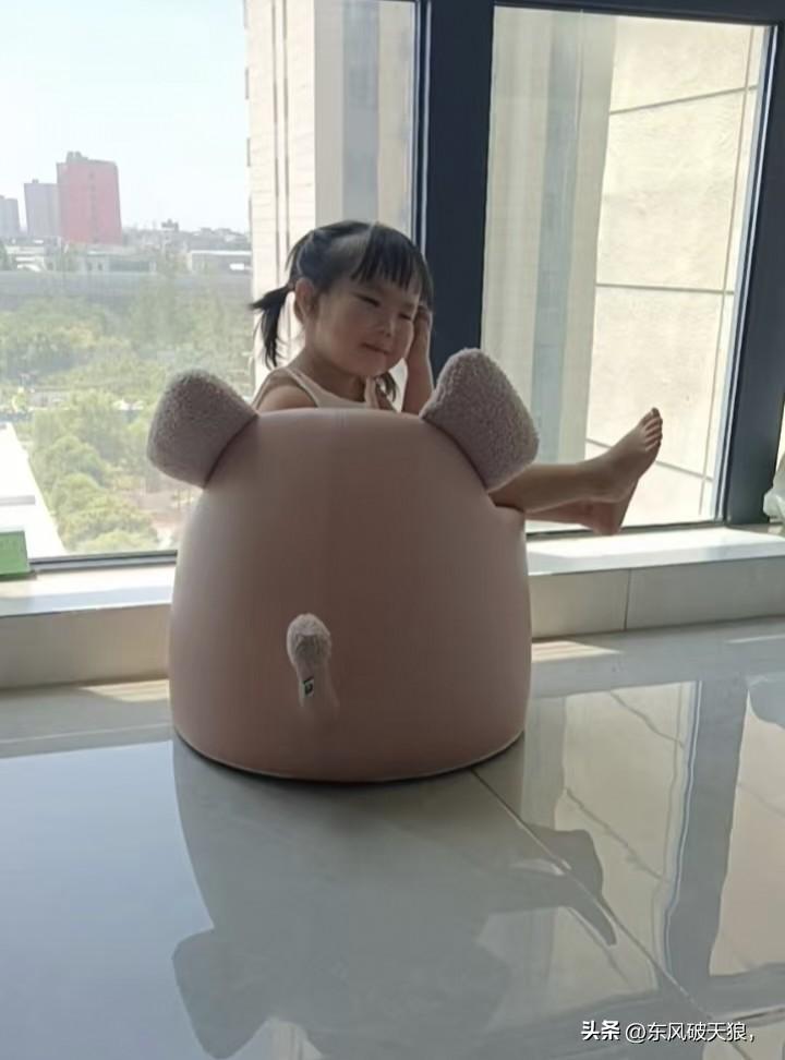 李小铁的心思
今天中午，和远在郑州妻子视频，我的孙女李小铁突然在视频中说她明天要