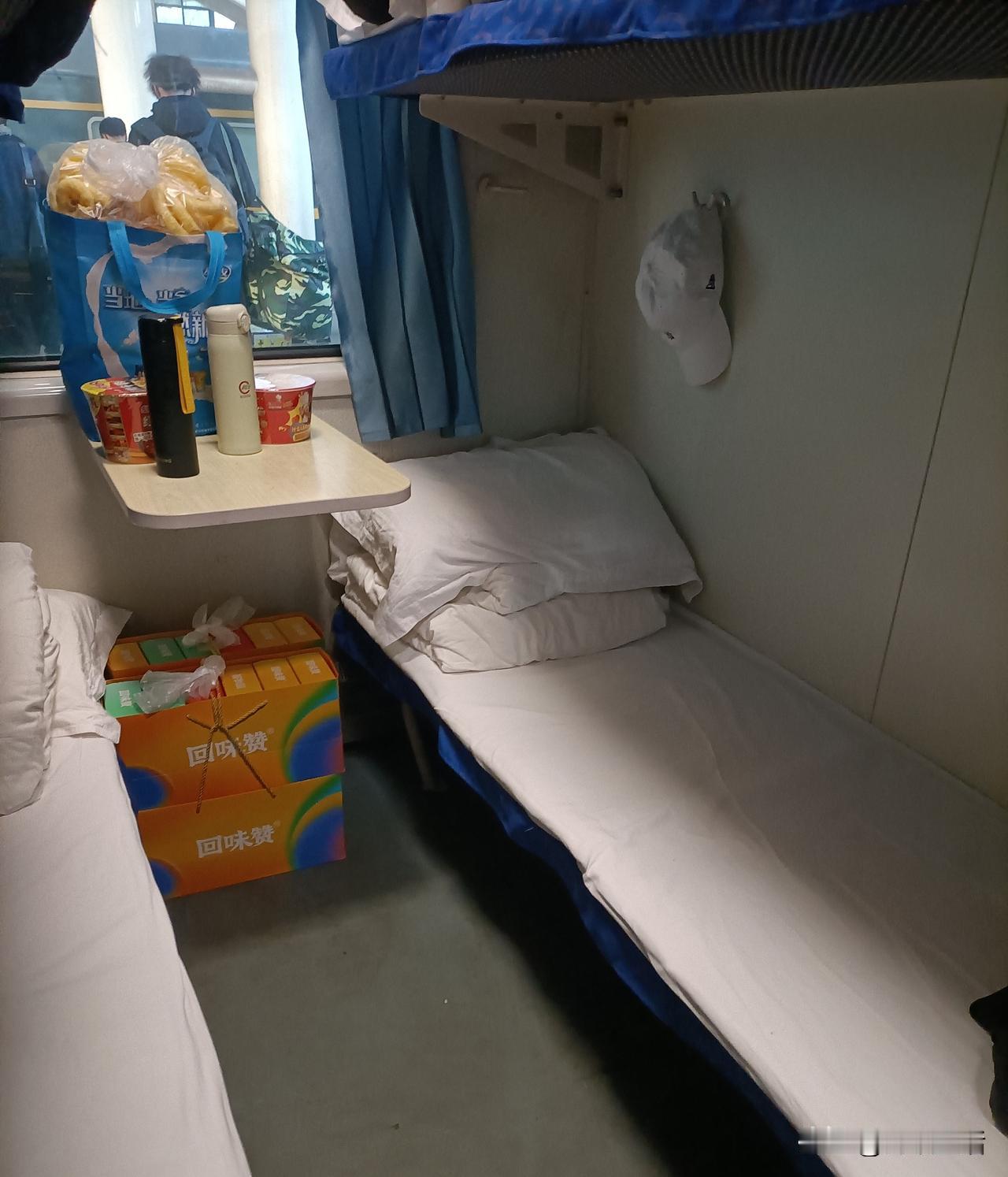绿皮车上的盒饭涨价了吗？这份回锅肉盒饭30块钱，记得去年坐绿皮车的时候，盒饭才2