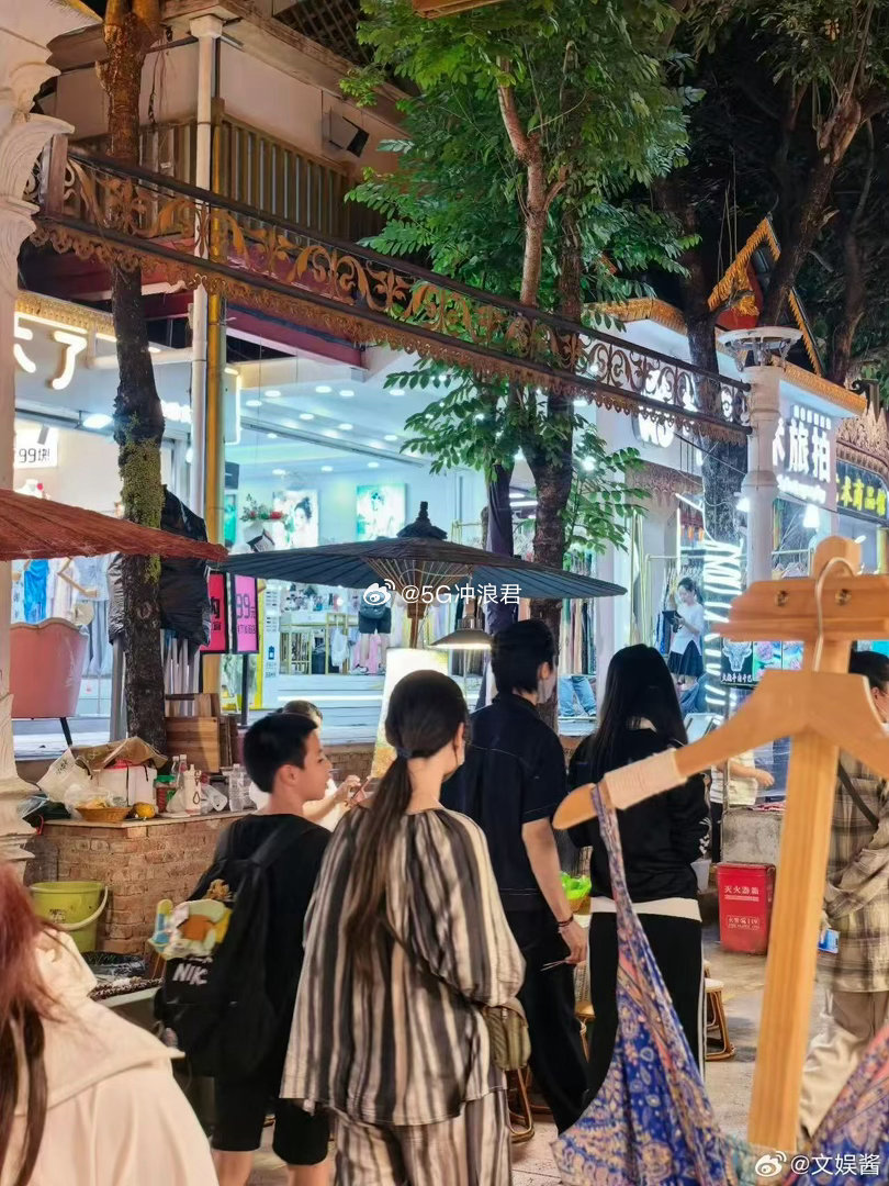 云南偶遇向佐郭碧婷有游客在大理古城的路边摊撞见他俩蹲在一块儿挑手工银饰，郭碧婷举