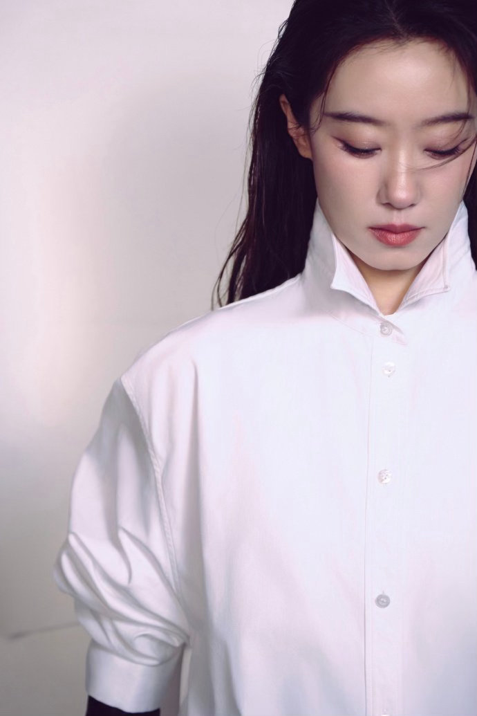 张小斐高级感 这套造型最大的优点是不抢戏。裙子是干净的，妆容是干净的，整个人的状