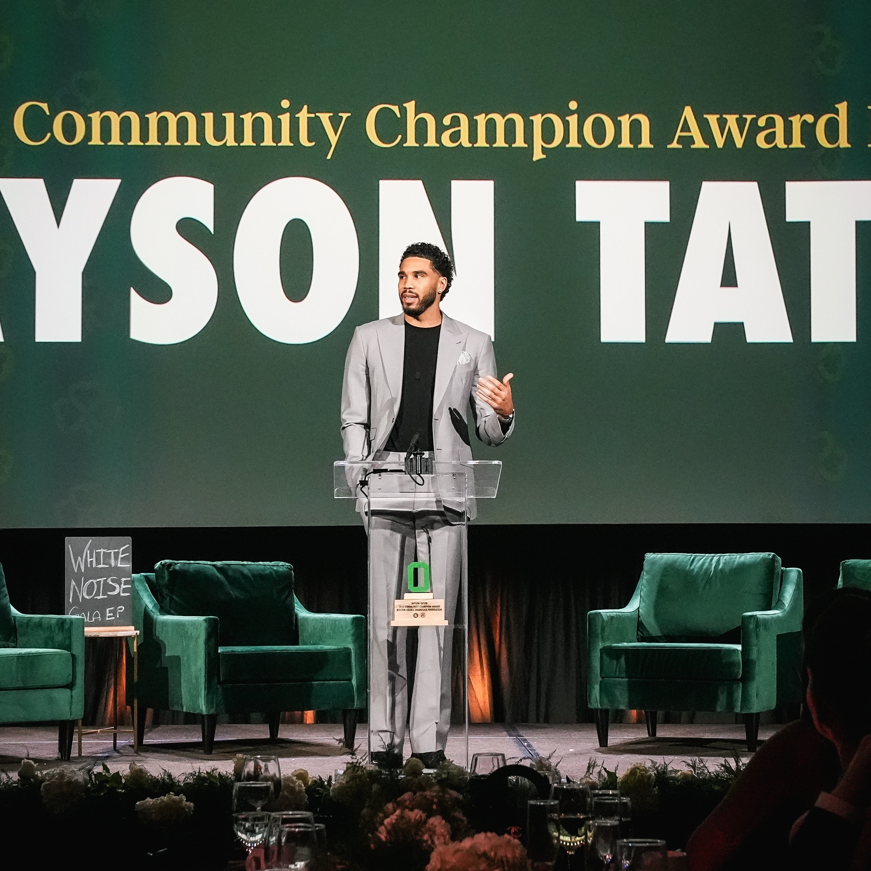 凯尔特人国度 在本年度的三叶草基金会晚宴中，波士顿凯尔特人队球员Jayson T