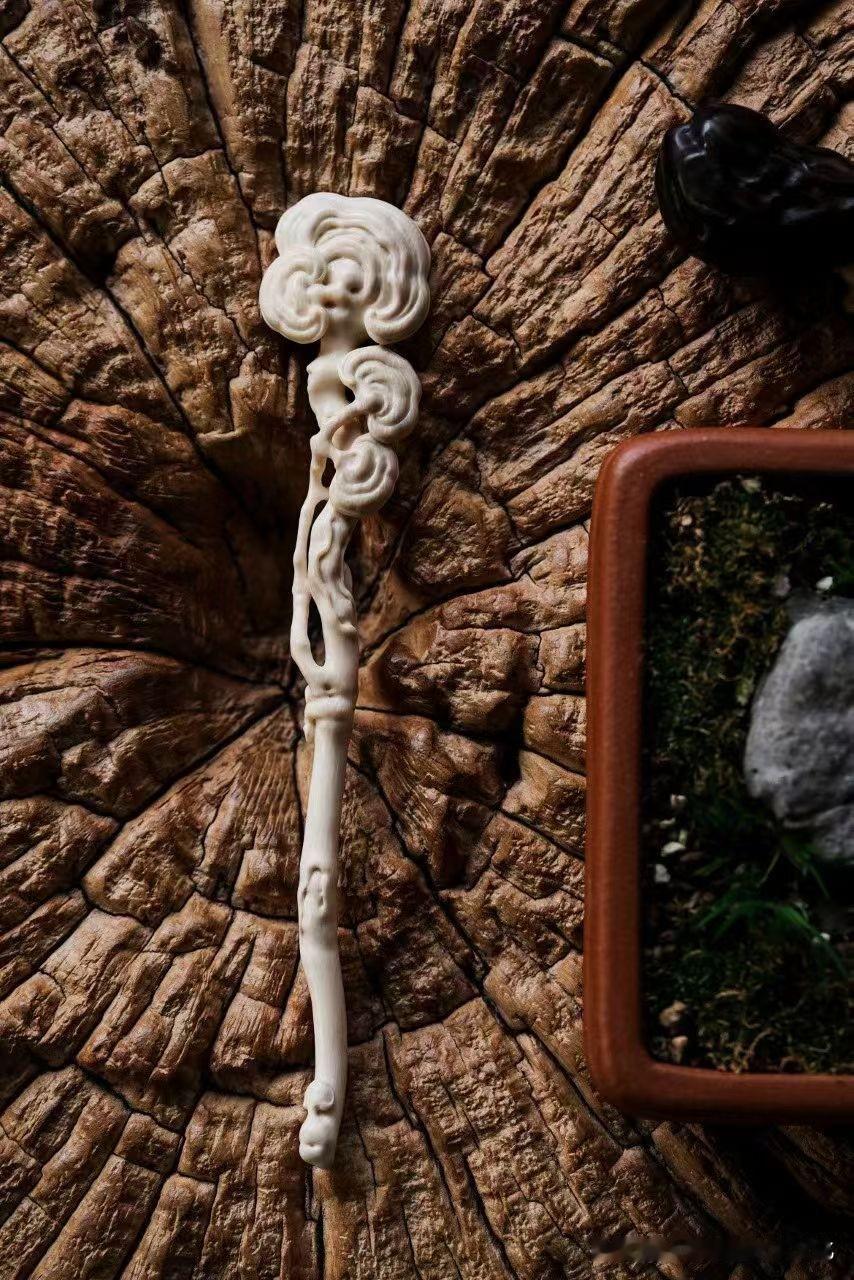 猛犸｜灵芝如意

润如凝脂，雕灵芝层叠生云。柄身蜿蜒若游龙，首尾呼应成圆满，菌盖