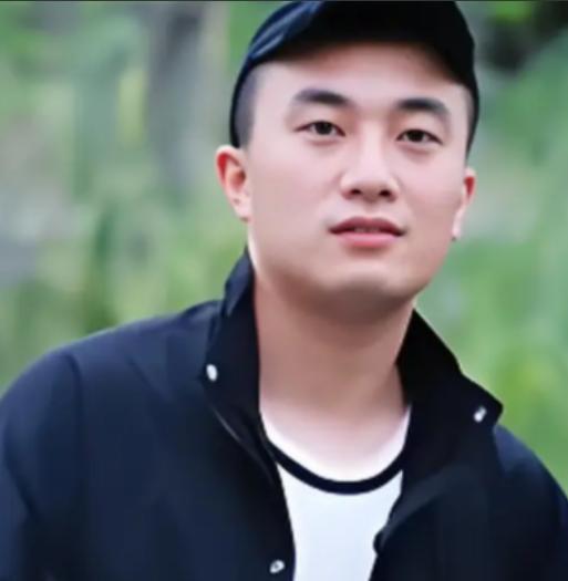 2021年，四川30岁男子每天和57岁母亲一起睡，他洗澡时，母亲也待在浴室，他不