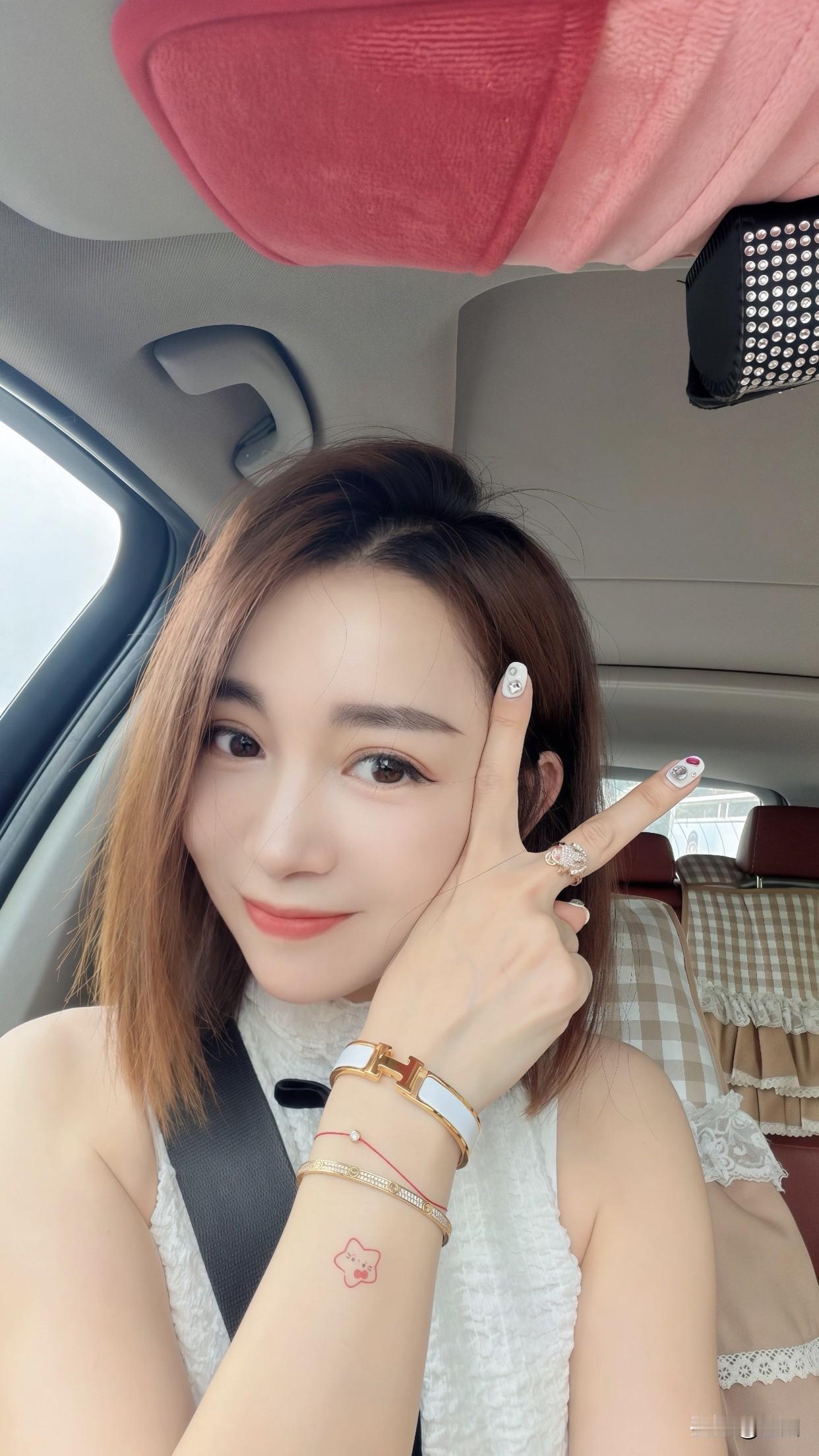 清秀的女孩子是什么样子的穿着简约，不追求过于华丽复杂的服饰。