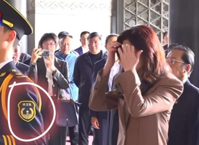 从细节看出诚意！
近日，郑丽文携团赶赴南京中山陵拜谒，在献花环节时，礼仪人员既不