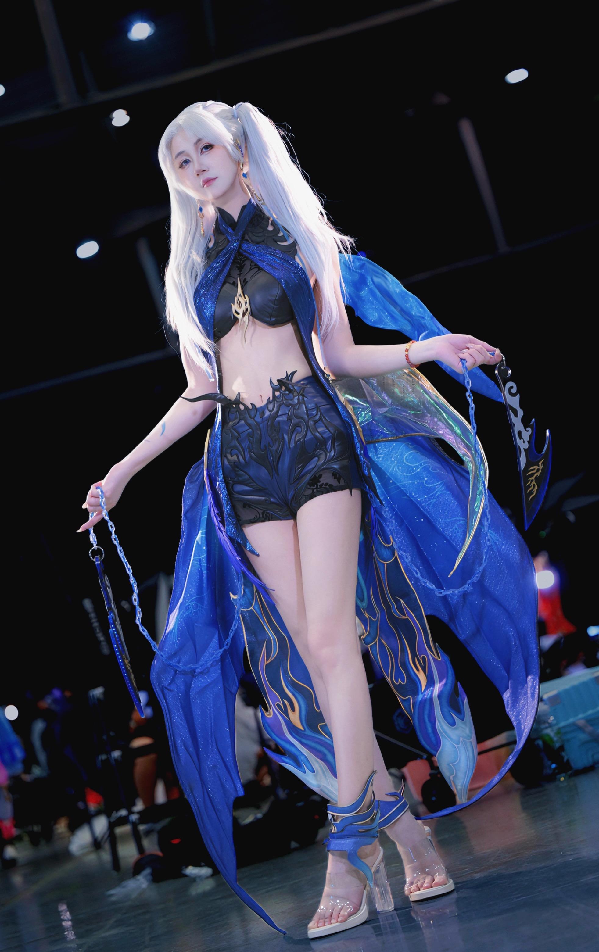 比鞭子先来的是香气。