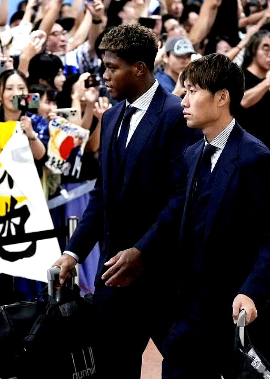 2026美加墨世界杯，日本足球队被巴西队淘汰，回国时在机场受到了英雄般的欢迎 
