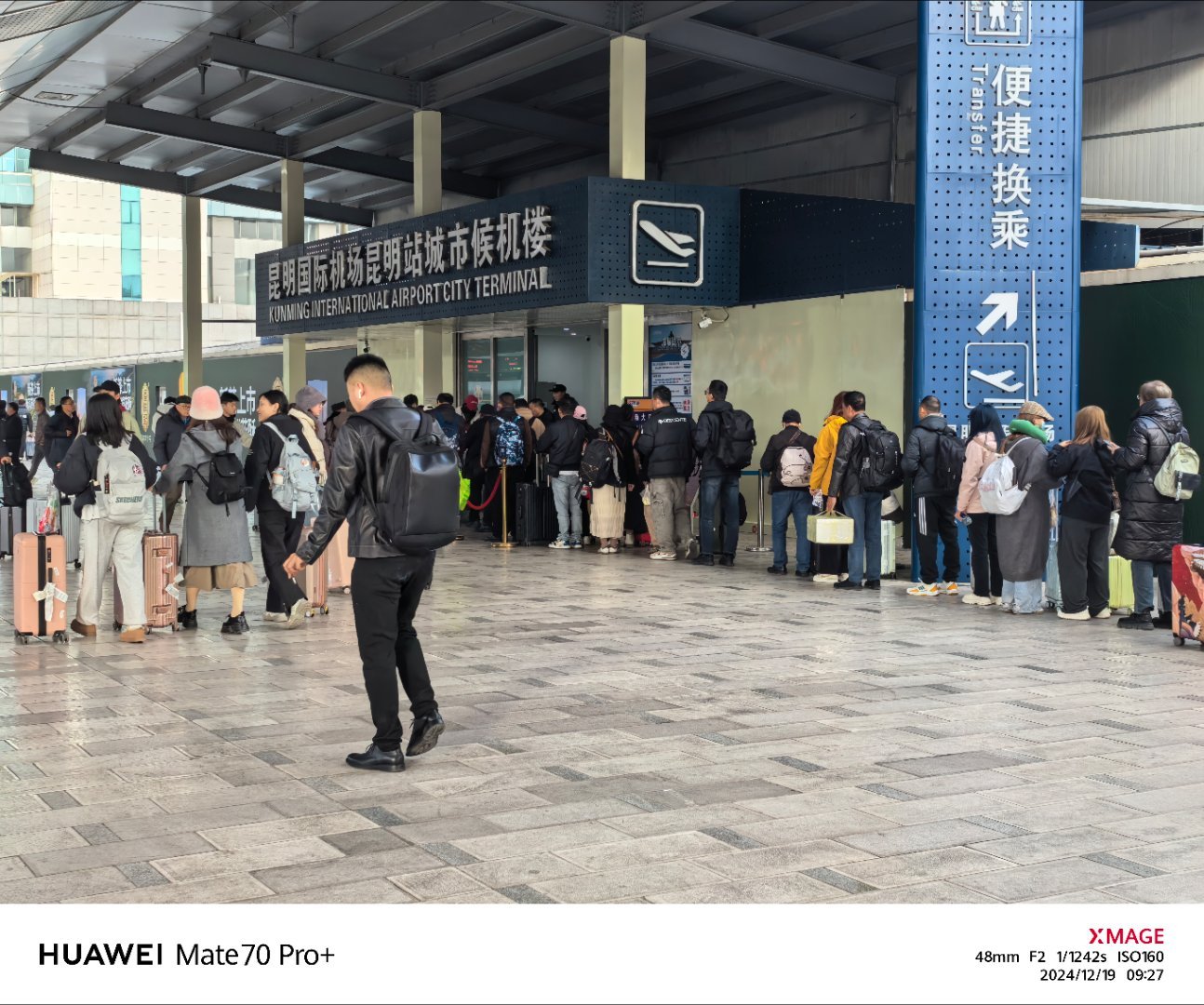 昆明站不用出站找标示大巴停车场，下了高铁站台边上就可以直接换乘机场大巴，太高效了