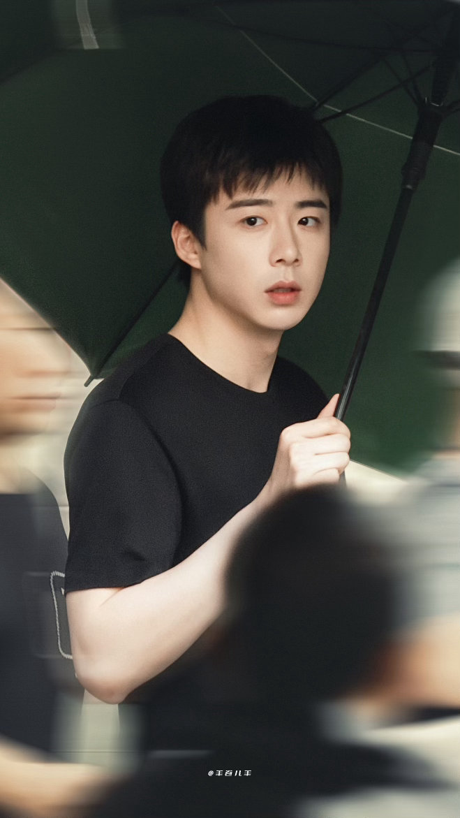 摩登兄弟刘宇宁直播[超话]  藏得很認真，帥得很隨意。🖤刘宇宁 ​​​
