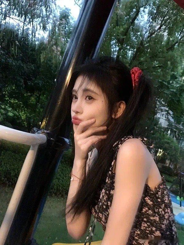 鞠婧祎撇嘴🆚赵露思嘟嘴，哪个更让你受不了？ ​​​