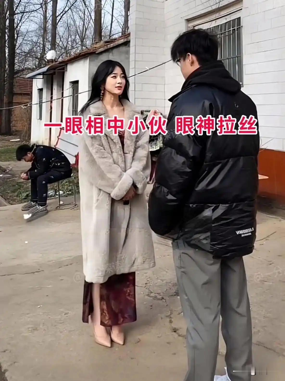 一个27岁的小伙，亲戚给他介绍了个相亲对象。女方今年32岁，刚从外地回来。

两