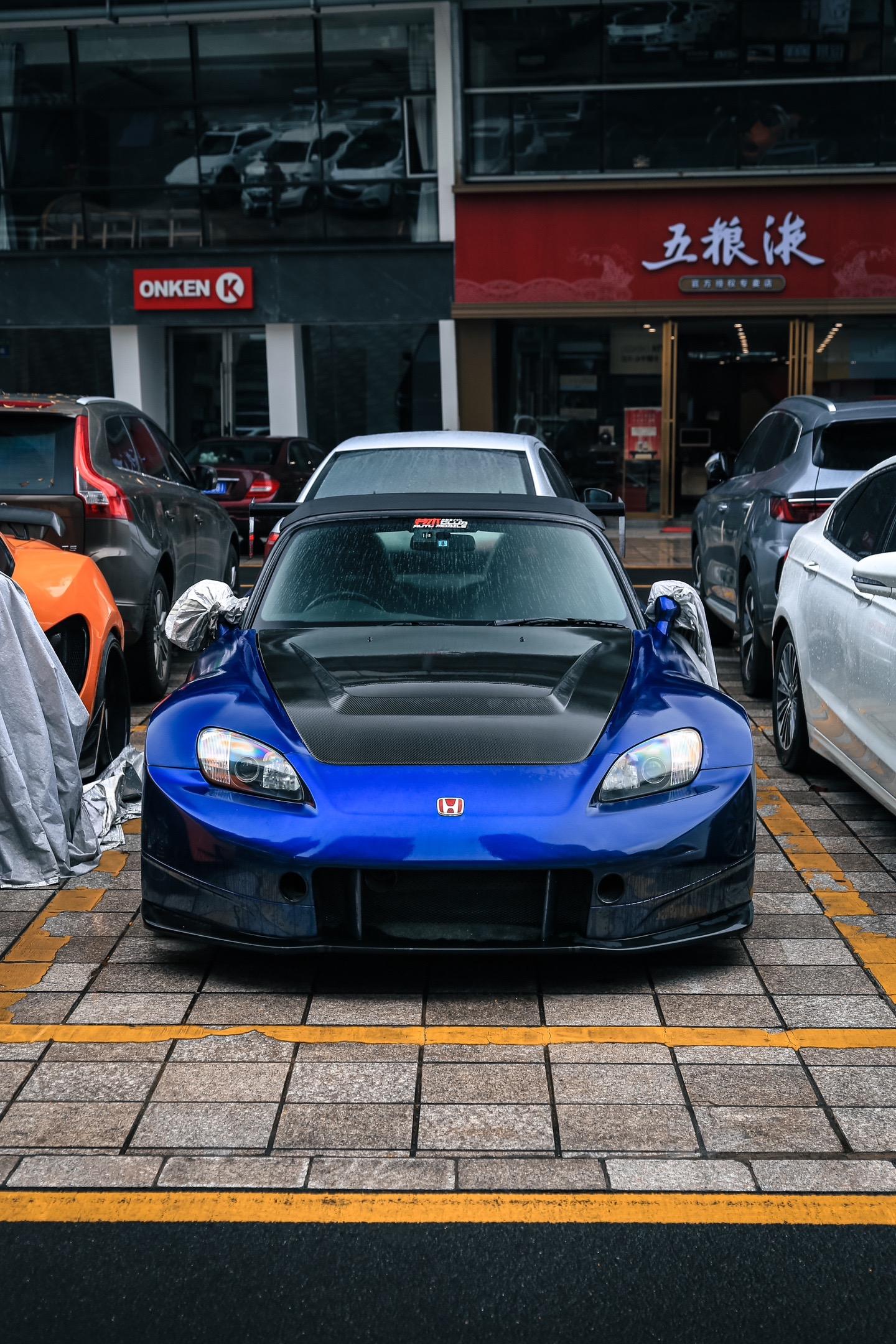 一台被遗忘已久的本田s2000。他已经静静地停在这里很久很久了。他依然帅气，但车身却一天比一天脏