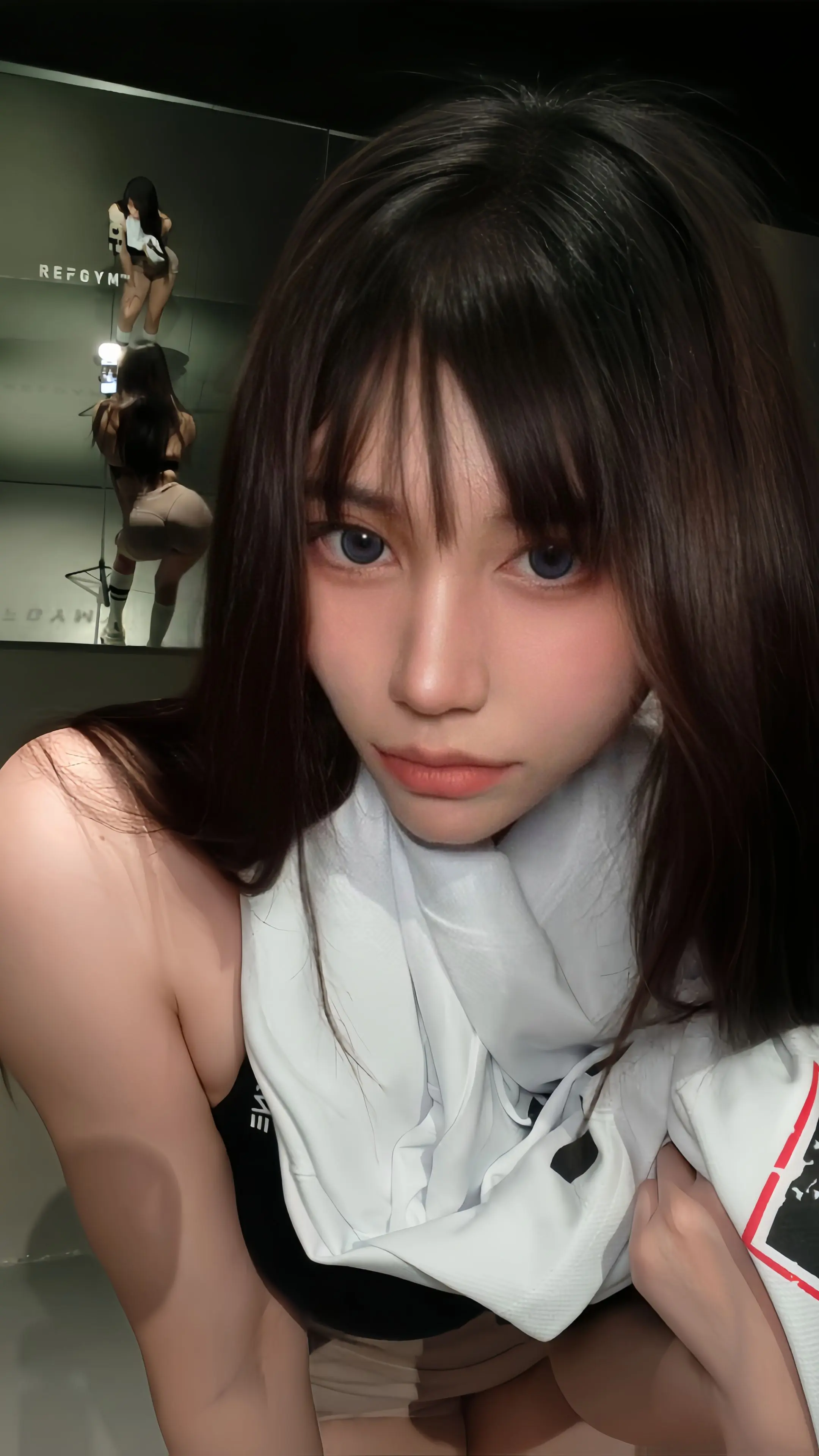 眼里只有对自己的欣赏。
