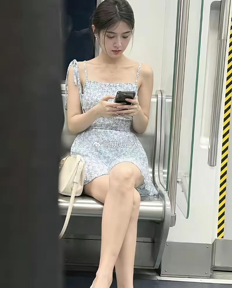 不输明星的地铁美女