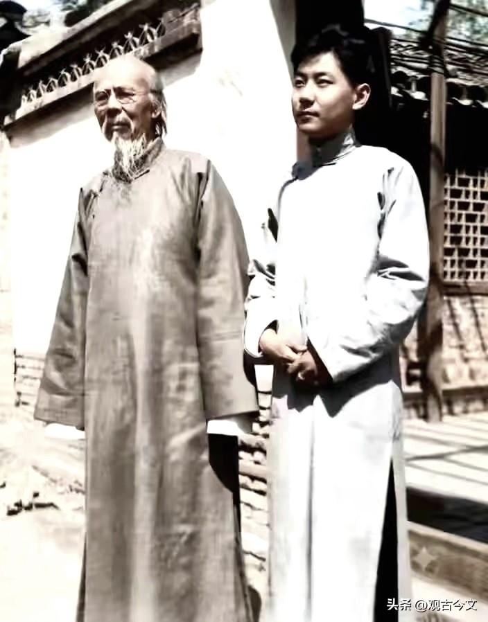 1936年，国画大师齐白石与入室弟子娄师白在北京寓所内院二门前留下了一张罕见合影