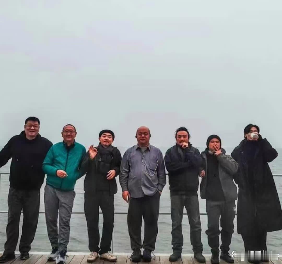 窦唯和朝简乐队在北戴河阿那亚留下了一张大合影 
