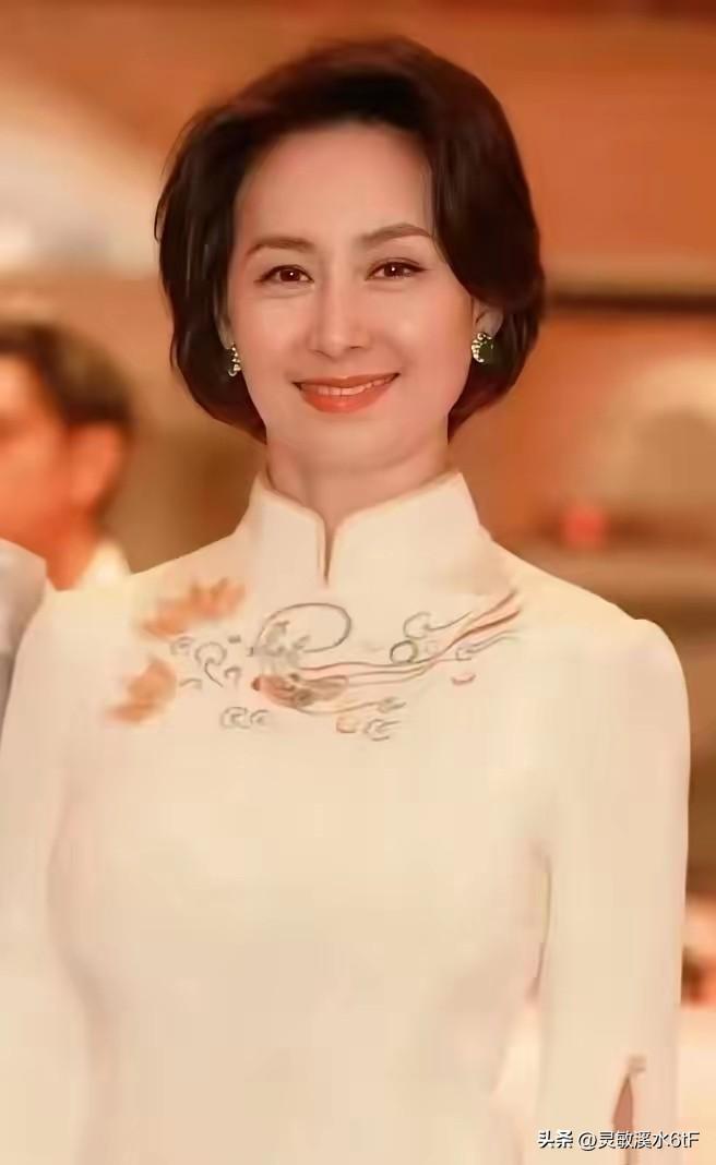 今天看到这张照片，瞬间被何超琼女士灿烂又从容的笑容惊艳到。她气质优雅、端庄大气，