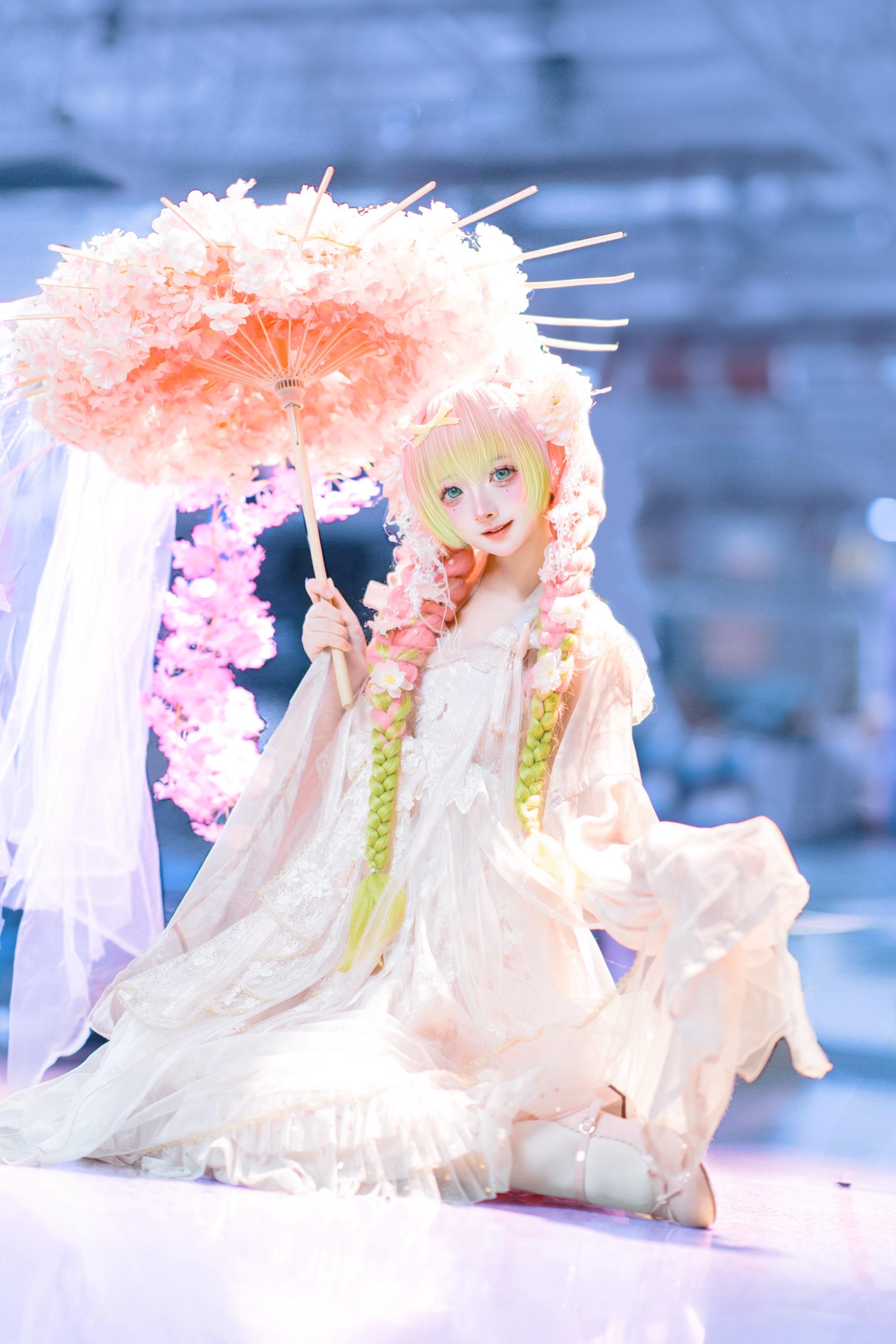 恋花余白🌸蜜璃。📷：  赛博头发