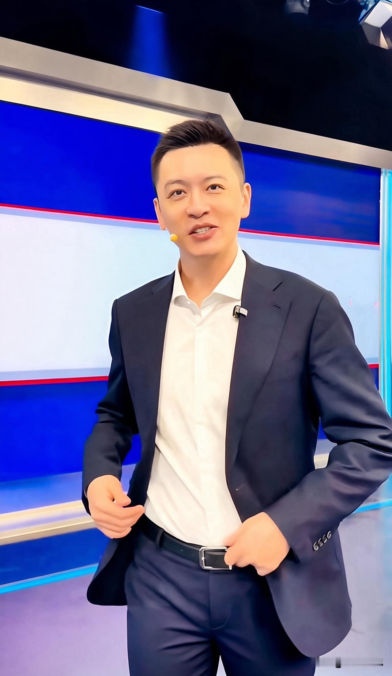 人生长旅，真正的强者，从不局限于一个舞台，脱下战袍，穿上西装，他依然是那个掌控全