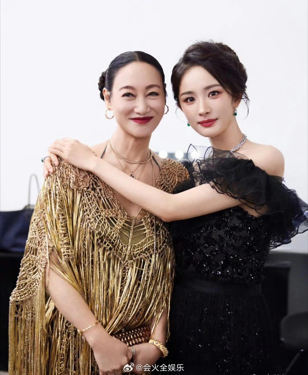 杨幂请惠英红风月不相关剧组喝咖啡杨幂是惠英红的宝贝 杨幂惠英红两位友谊长存这一块