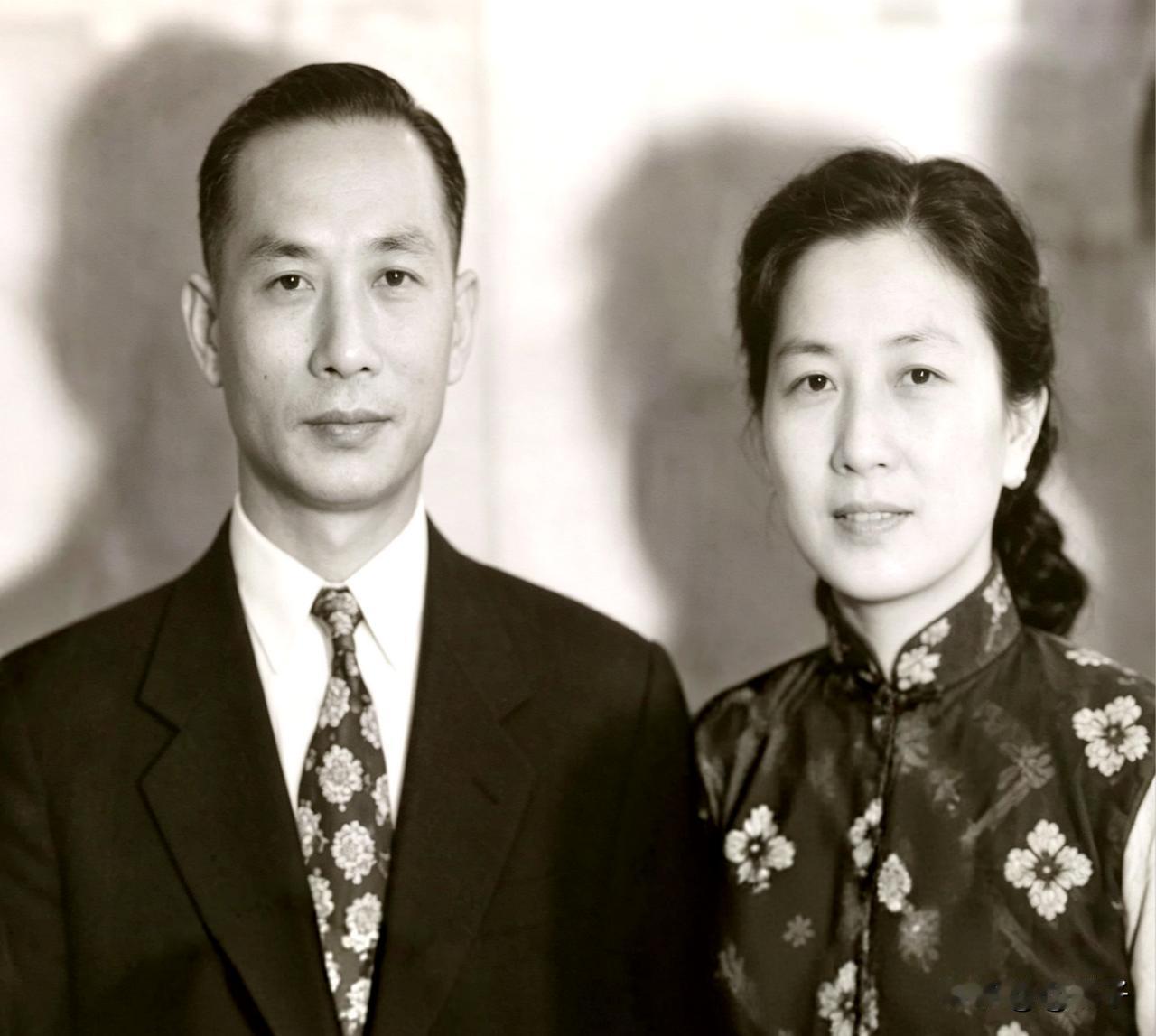谢贤父母年轻时的合影。
祖籍广州番禺，早年广东富商，经营银庄（钱庄）、丝绸生意，