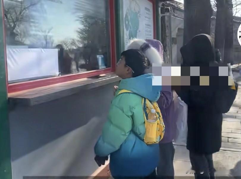 北京3℃暖冬开冰场？颐和园这波操作太敢了，游客挤爆现场！
 
北京暖冬白天气温飙