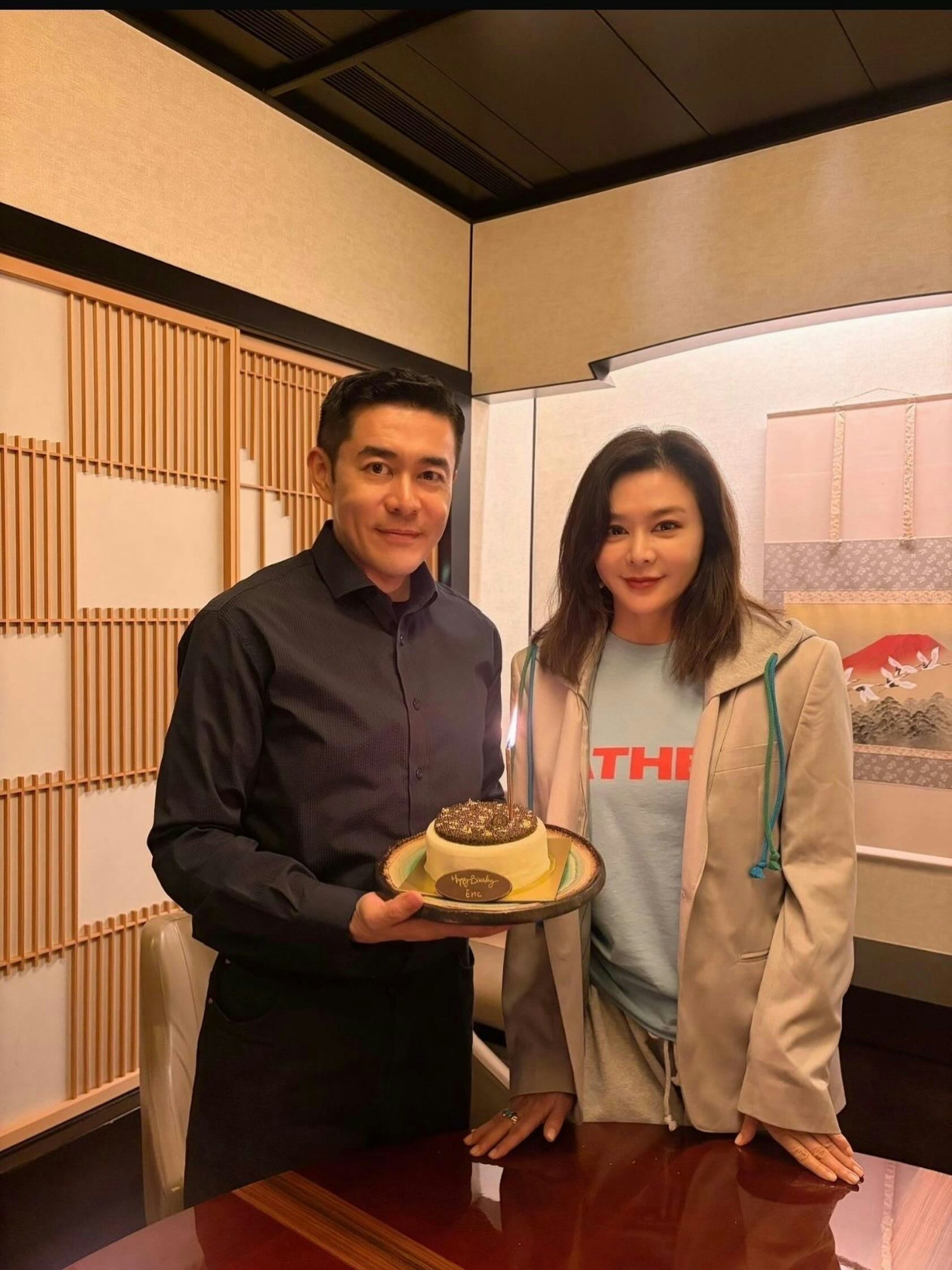 关之琳为弟弟庆生。 