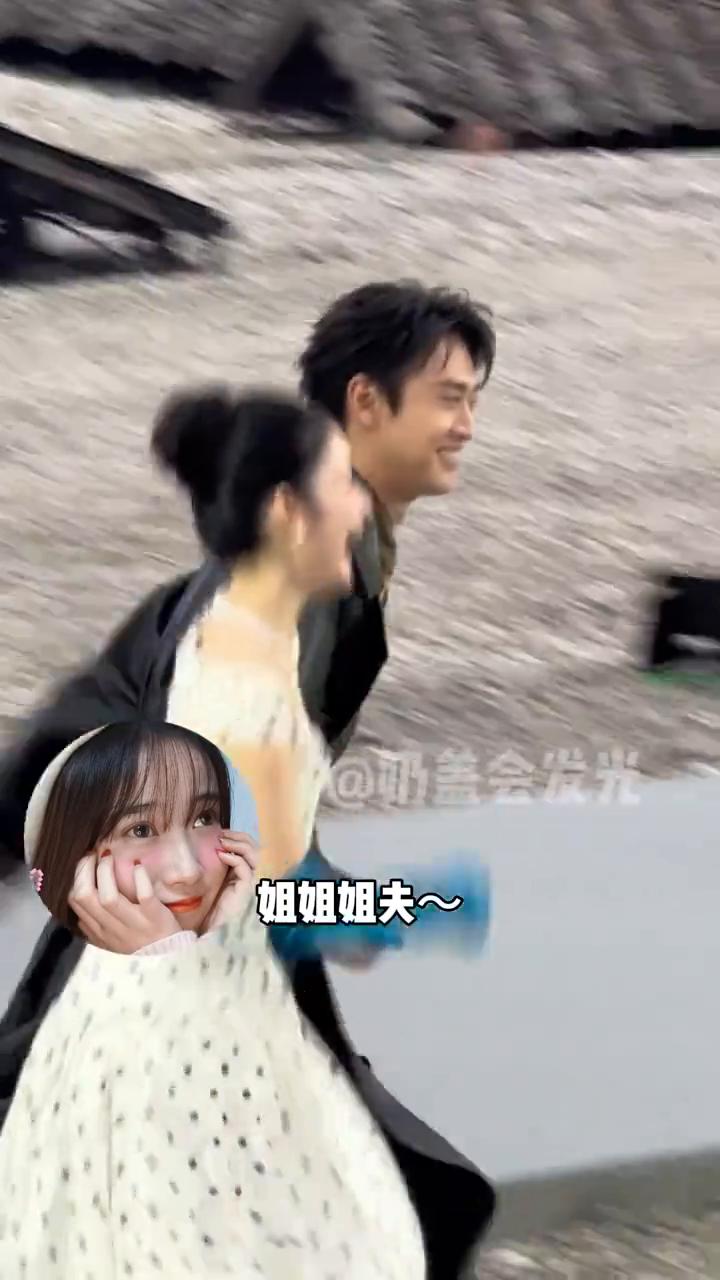 奶盖会发光。
牵个手吧，姐姐姐夫。牵手，Come on，刚好卡上点谁懂？姐姐姐夫