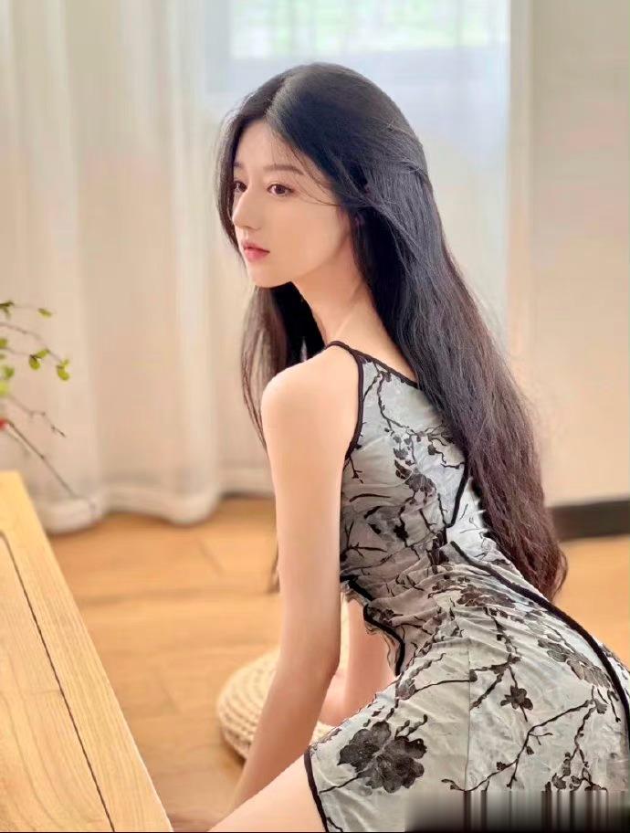 秋之韵（王立新）如此的轻柔中包裹着精湛而紧张的神经。去年夏天有泪水。蚕以细小的命