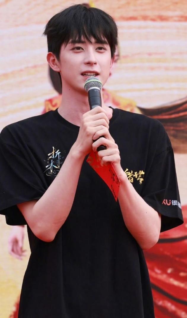 敖瑞鹏张淼怡《错世录》开机！
桃厂和鹅厂有开始合作了，桃厂力捧的敖瑞鹏，搭档鹅厂