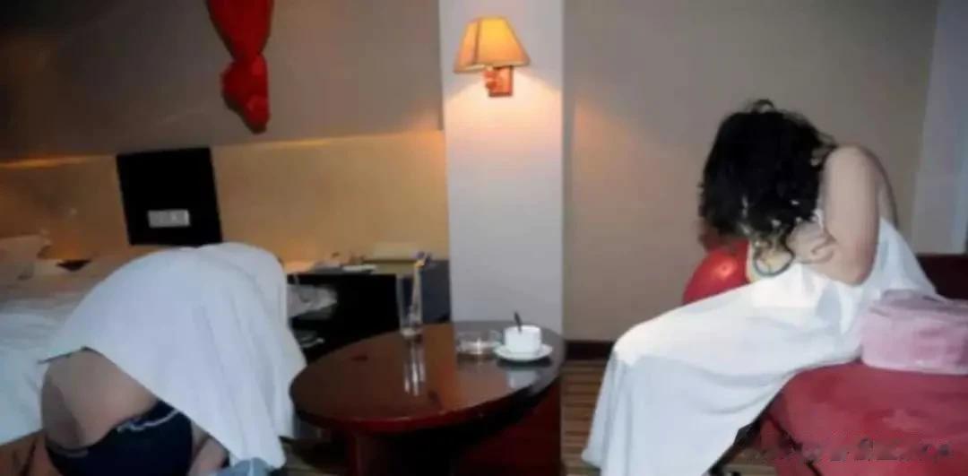 2010年，一个连裤子都提不起来的85岁老人嫖娼时被抓。警察抓他的时候，老人很嚣