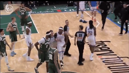 根本不是一个级别！波蒂斯撞歪华莱士，华莱士回击，结果前者纹丝不动。
此动作带来处