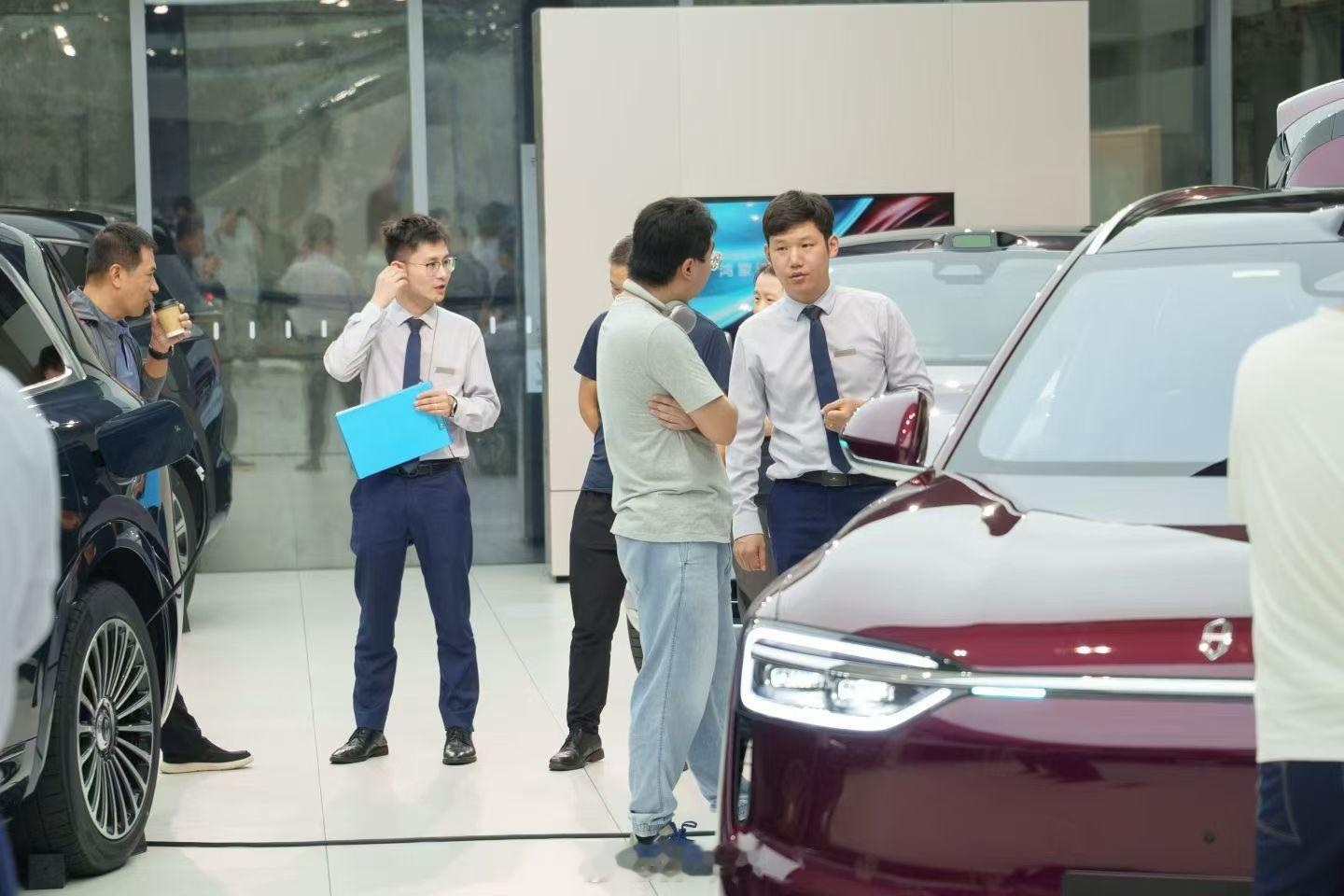 全新问界M7上市后5分钟大定突破10000台南京店里看车的人真不少[666]问界
