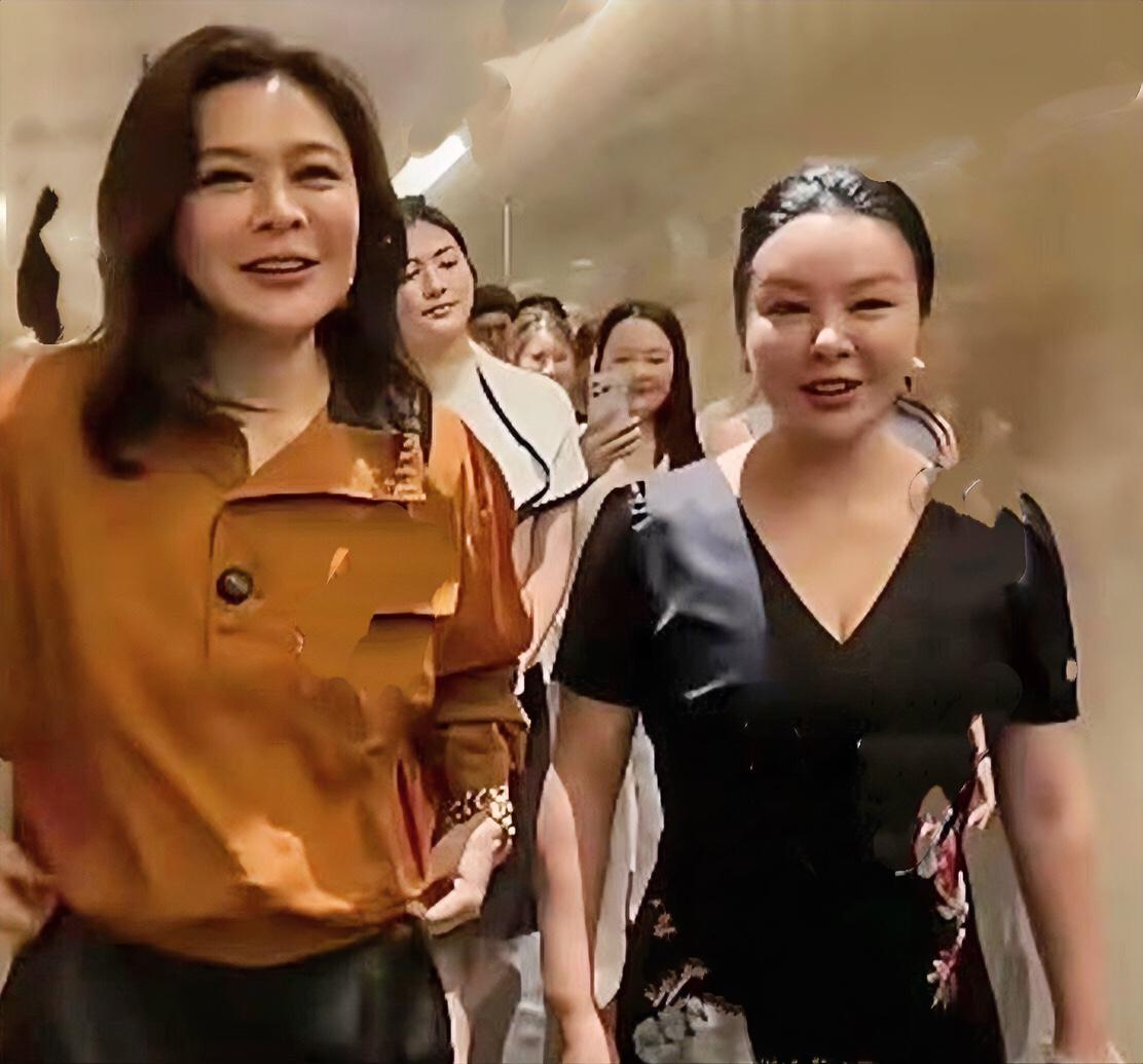 已经64岁的关之琳亮相武汉，无修生图褪去冻龄女神光环。亮眼橘色衬衫加上高腰裤，身