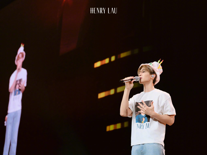 HenryLau刘宪华[超话]刘宪华已经是明示了刘宪华晒生日场大合照昨天的生日浪