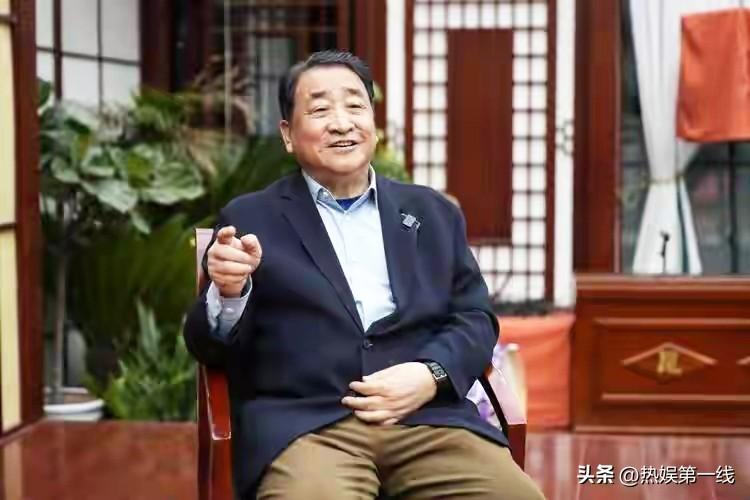 75岁姜昆近况曝光！从“春晚顶流”到“矿泉水大爷”，父女相依为命看哭全网

谁能