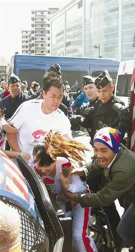 这是同一个世界吗？西方主导的全球化只是涂了一层钢琴漆，本质什么时候变过？小文艺们