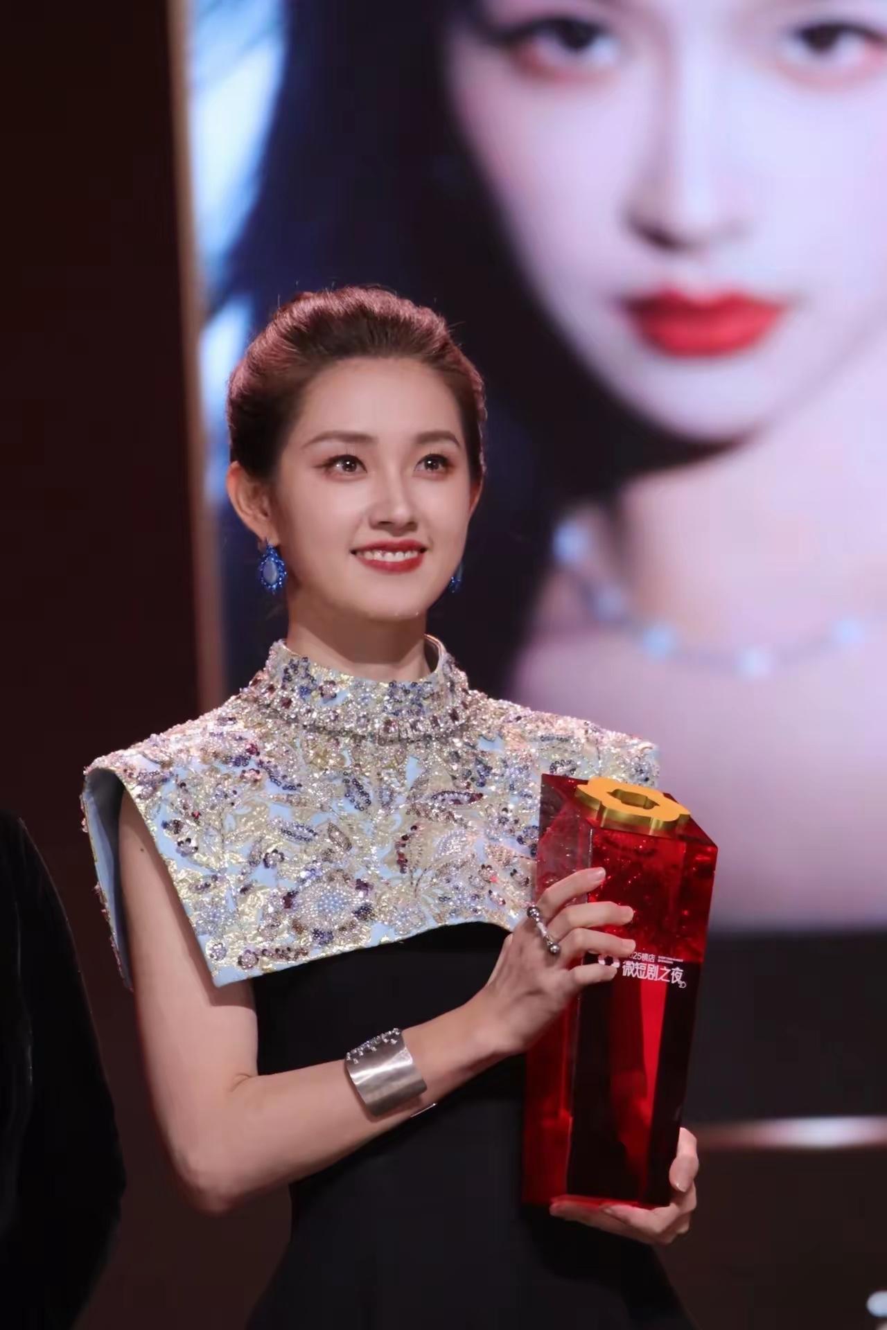 短剧演员郭宇欣说：“我最困难的时候，连房租都交不起，没办法我只能接短剧，因为它能