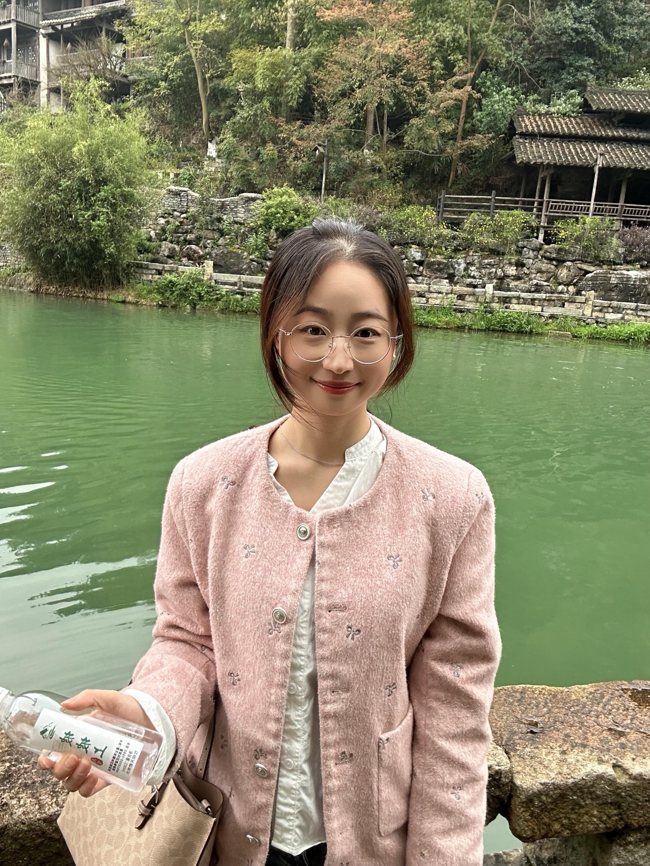 丁香花结了又结 人生焦虑的课题换了又换 不过没关系，我们都要更勇敢的往前走