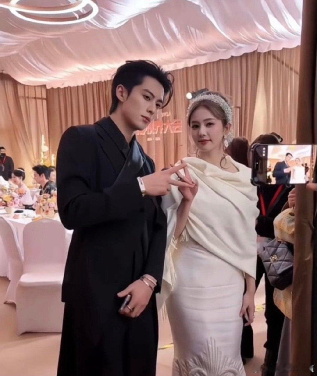 王鹤棣白鹿比耶合影白鹿王鹤棣比耶合影王鹤棣白鹿比耶合影 ​​​