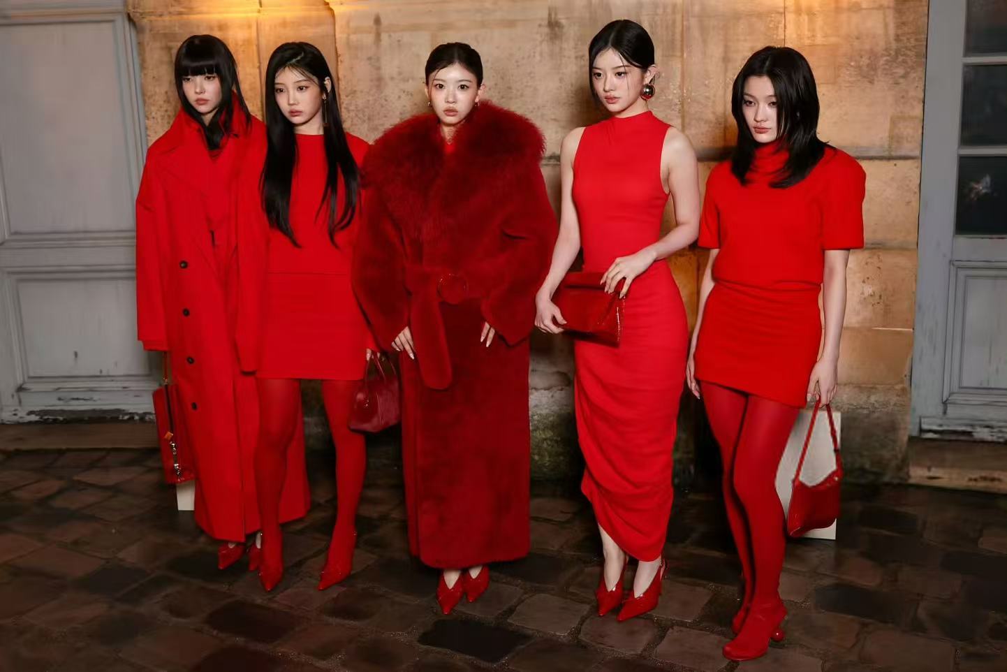 ILLIT巴黎时装周造型ILLIT巴黎时装周全红造型 ILLIT巴黎时装周全红造