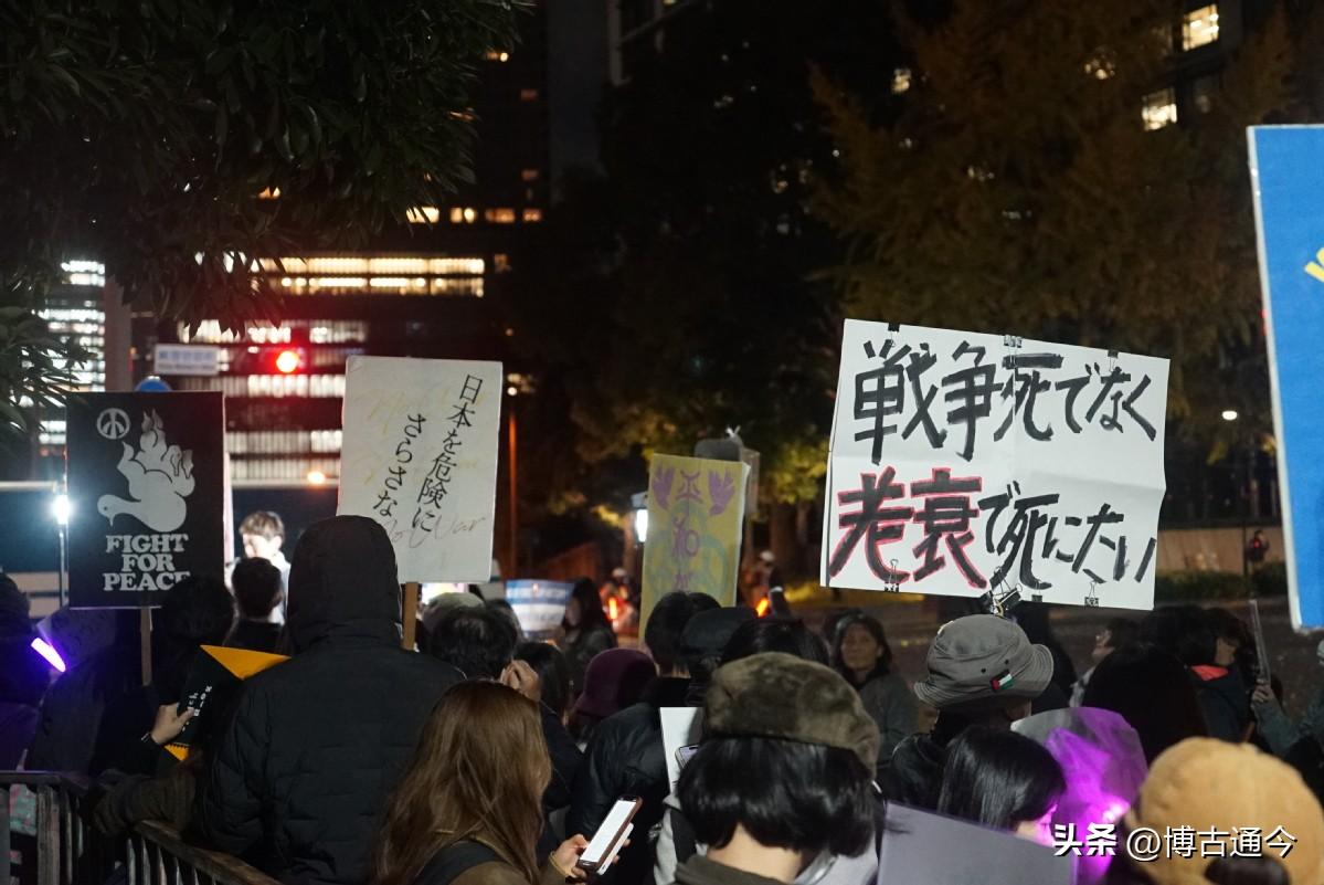 东京新宿万人怒喊：高市道歉！小泉道歉！中国对不起！日本民众掀反战巨浪🌊
 
环