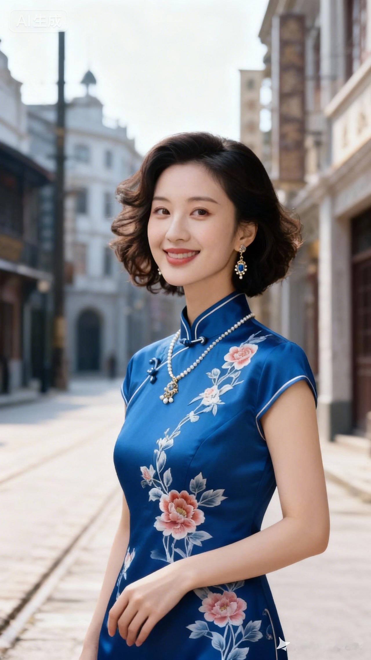 优雅蓝旗袍，复古街景中绽放东方魅力！