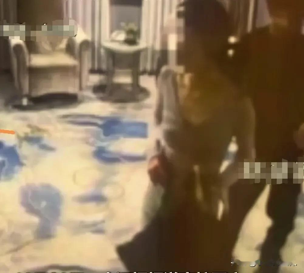 《高校惊爆丑闻：爱情红线的错乱交织》
 
嘿，你知道吗？有时候现实可比电视剧还狗